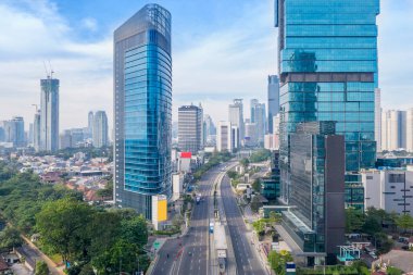 JAKARTA - Endonezya. 22 Mart 2021: Coronavirus salgını sırasında boş otoyol ve gökdelenlerle şehir merkezindeki sessiz Jakarta manzarası