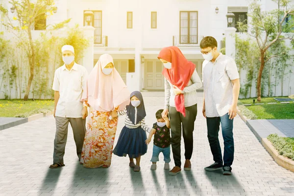 Tre Generazioni Famiglie Musulmane Indossano Maschera Facciale Mentre Camminano Insieme — Foto Stock