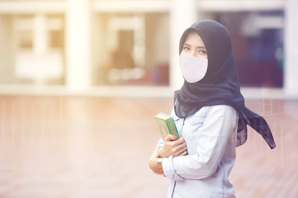 Müslüman Genç Bir Kadın Elinde Kuran Tutarken Caminin Önünde Duruyor — Stok fotoğraf