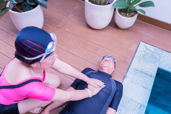 Oude Vrouw Doet Eerste Hulp Door Cardiopulmonary Resuscitation Aan Haar — Stockfoto