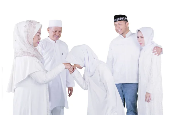 Niña Musulmana Besando Las Manos Sus Abuelos Mientras Volvía Casa —  Fotos de Stock