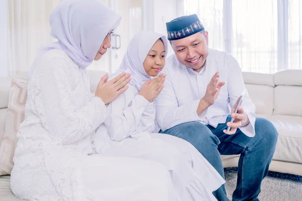 Feliz Familia Musulmana Mostrando Felicitación Manos Gesto Eid Mubarak Teléfono —  Fotos de Stock