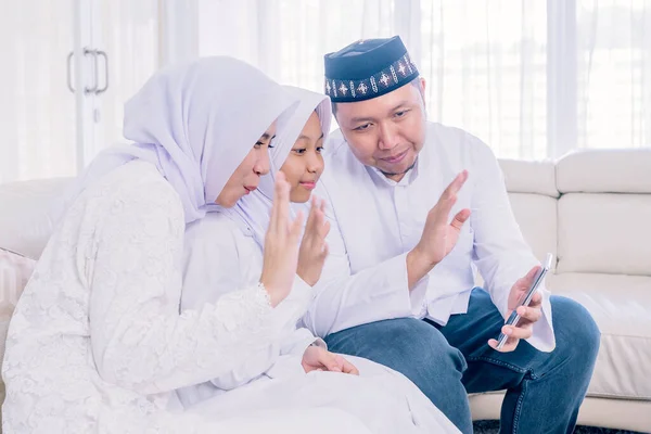 Glückliches Kleines Mädchen Und Ihre Eltern Telefonieren Handy Während Sie — Stockfoto