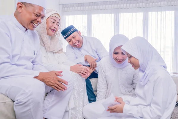 Menina Feliz Abrindo Envelope Dinheiro Seus Pais Avós Durante Eid — Fotografia de Stock