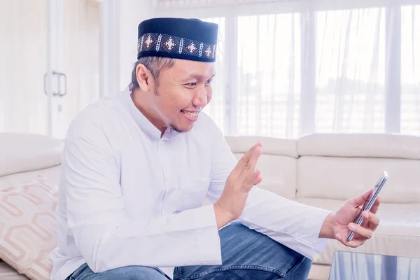 Homem Muçulmano Feliz Fazendo Videochamada Com Sua Família Telefone Celular — Fotografia de Stock