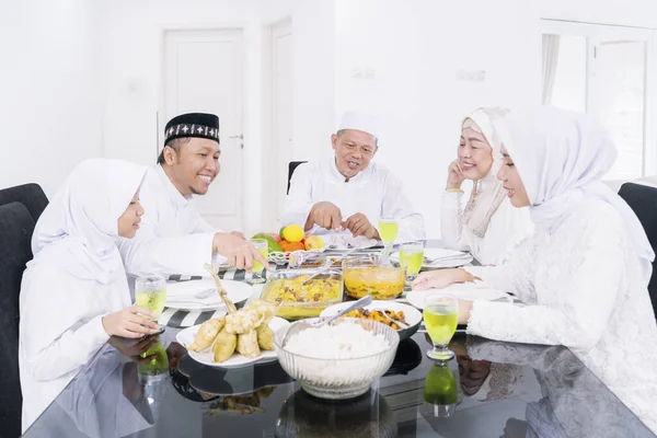 Drei Generationen Glückliche Muslimische Familie Beim Gemeinsamen Essen Während Eid — Stockfoto