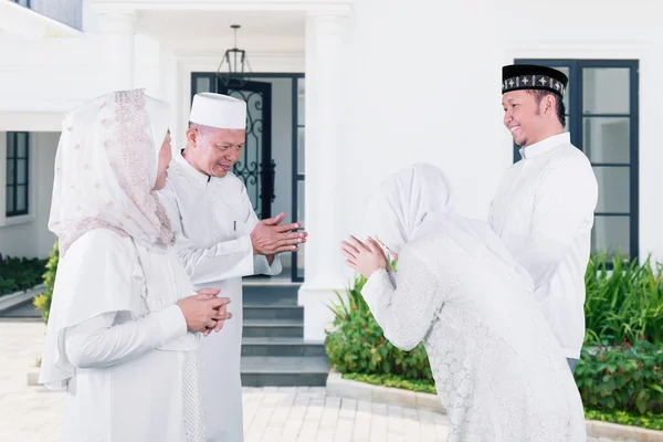 Muzułmańska Młoda Para Prosząca Rodziców Wybaczenie Podczas Wizyty Domu Rodziców — Zdjęcie stockowe