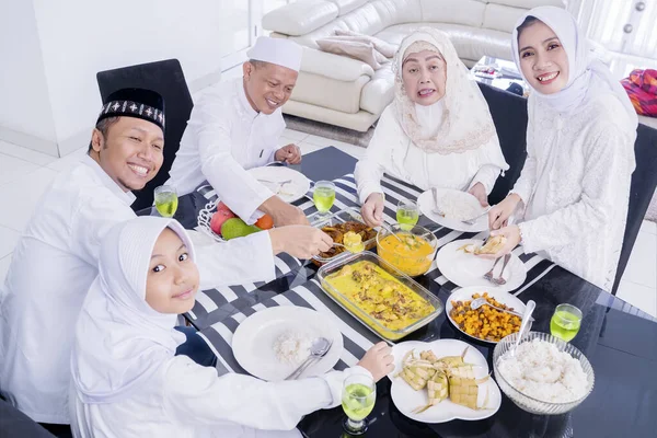 Foto Van Drie Generatie Gelukkige Moslimfamilie Die Samen Eten Tijdens — Stockfoto