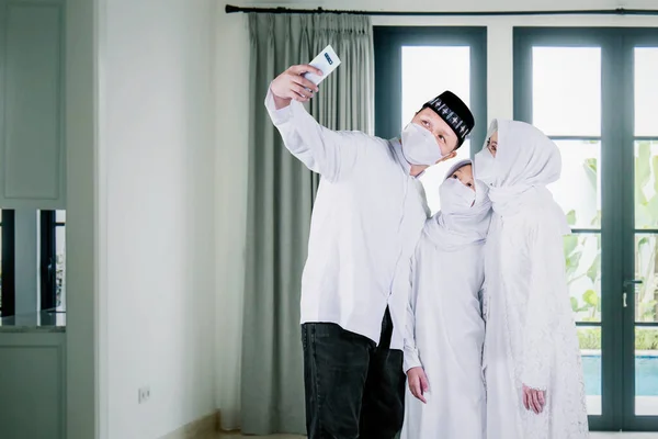 Happy Muslim Family Wearing Face Mask While Using Smartphone Taking — Stock Photo, Image