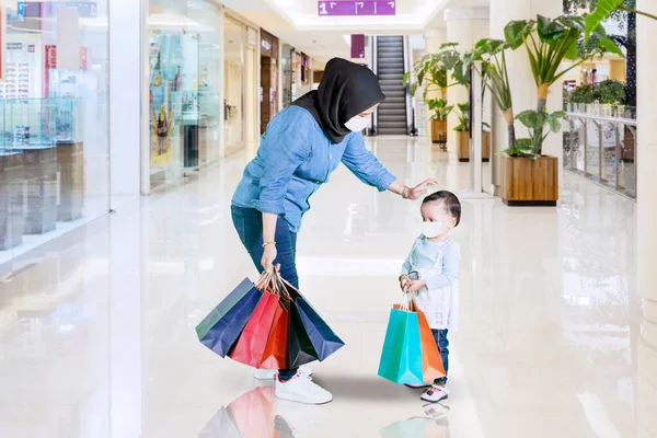 Mulher Jovem Muçulmana Usando Máscara Facial Enquanto Faz Compras Com — Fotografia de Stock