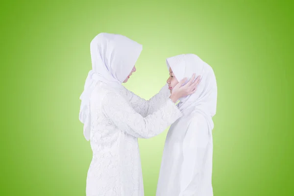 Muslim Mother Chatting Her Daughter While Standing Together Studio Green — Stock Photo, Image