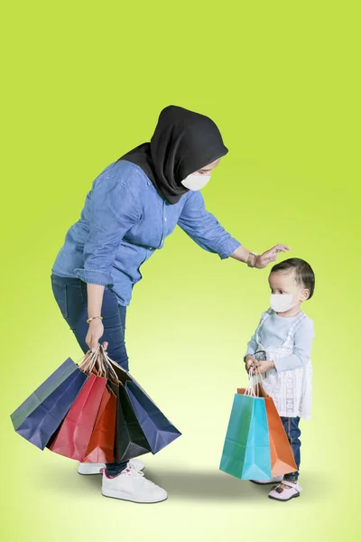 Mujer Joven Musulmana Usando Mascarilla Mientras Hace Compras Con Hija — Foto de Stock