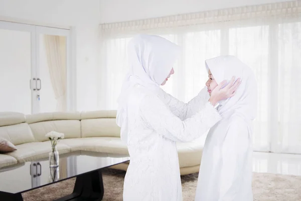 Мусульманська Молода Жінка Розмовляє Своєю Дочкою Стоячи Разом Вітальні Вбитий — стокове фото