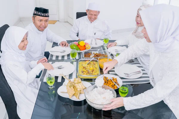 Junge Muslimische Frau Serviert Ihrer Familie Speisesaal Essen Während Sie — Stockfoto