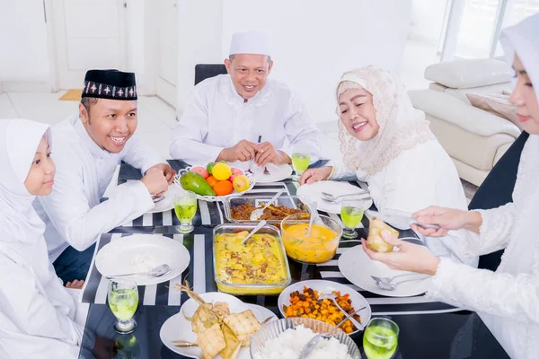 在穆巴拉克开斋节期间 穆斯林女青年在餐厅为家人准备传统食品Ketupat — 图库照片
