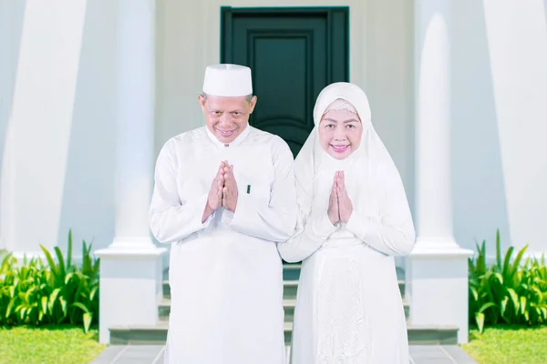 Muslim Old Couple Showing Congratulate Hands Gesture Eid Mubarak While — Stock Photo, Image