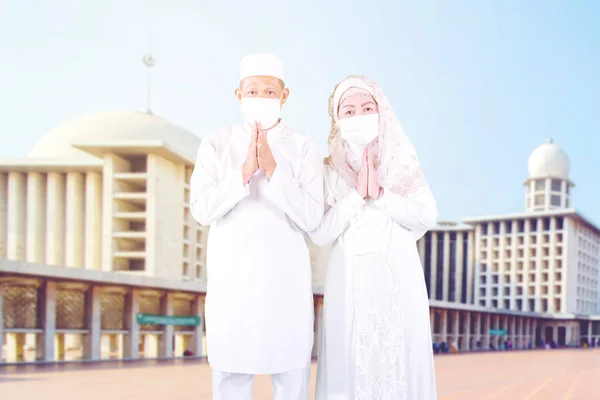 Muslim Old Couple Wearing Face Mask While Showing Congratulate Hands — Stock Photo, Image