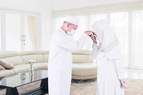 Muslim Senior Woman Wearing Face Mask While Handshaking Her Husband — Stock Photo, Image