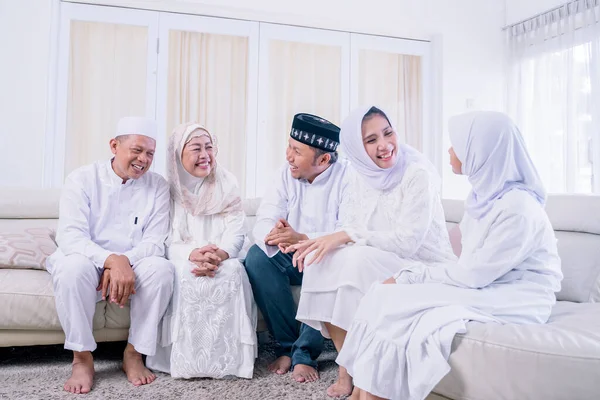 Família Muçulmana Feliz Três Gerações Conversando Juntos Enquanto Sentados Sofá — Fotografia de Stock