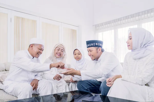 Tři Generace Muslimské Rodiny Jíst Sušenky Společně Během Eid Mubarak — Stock fotografie