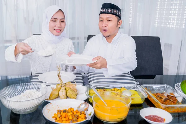 Jovem Servindo Alimentos Para Marido Enquanto Jantavam Juntos Durante Eid — Fotografia de Stock