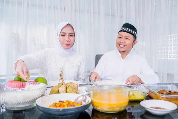 Gelukkige Jonge Vrouw Serveert Voedsel Aan Haar Man Tijdens Het — Stockfoto