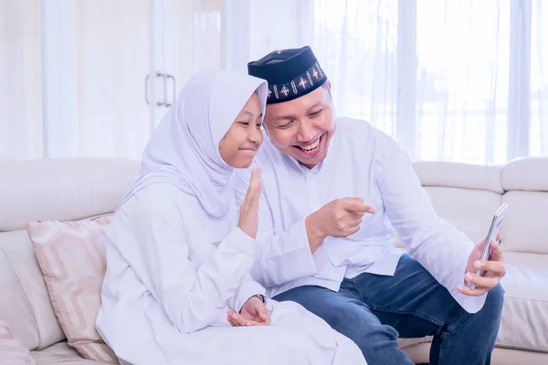Glückliches Kleines Mädchen Und Ihr Vater Telefonieren Während Des Eid — Stockfoto