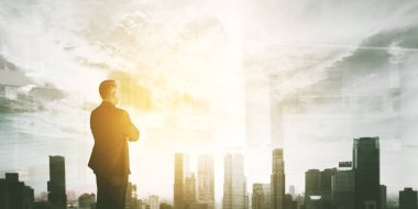 Erkek yöneticinin çifte pozu modern şehir manzarası arka planında dururken kendinden emin görünüyor