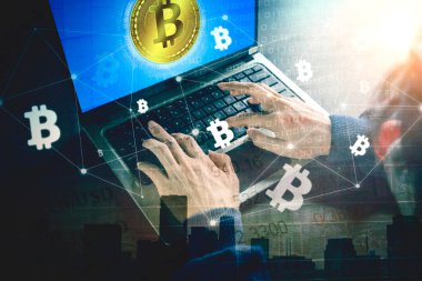 Bilgisayar dizüstü bilgisayarı kullanarak bilgisayar korsanının kod ikili arkaplan içerisindeki bitcoin sembolü bilgisini çalmak için çifte pozlama