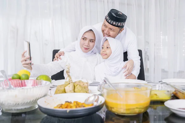 Familia Musulmana Alegre Usando Teléfono Inteligente Para Tomar Una Foto —  Fotos de Stock