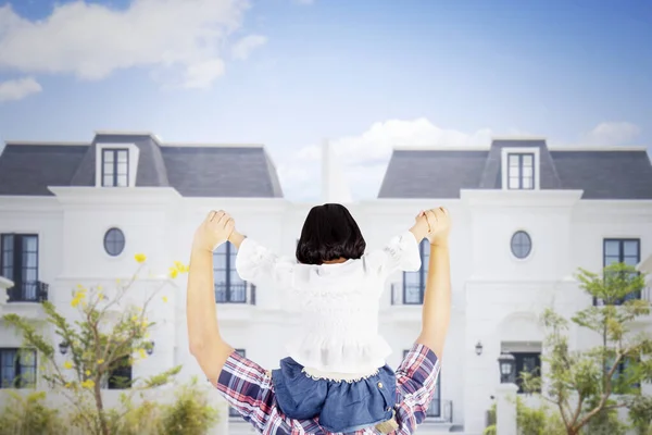 Rear View Young Man Doing Piggyback His Daughter While Looking — Stock Photo, Image