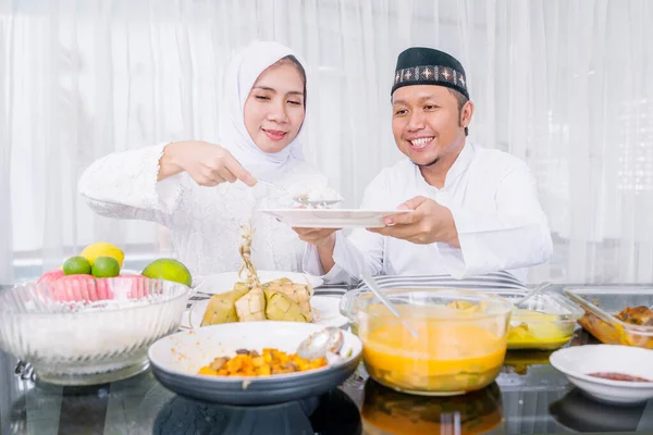 Jovem Feliz Servindo Alimentos Para Marido Enquanto Jantam Juntos Durante — Fotografia de Stock