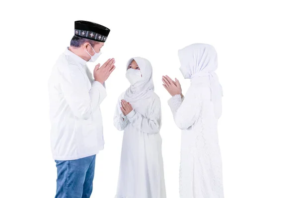 Szczęśliwa Mała Dziewczynka Masce Twarz Podczas Pokazywania Gestu Ręce Eid — Zdjęcie stockowe