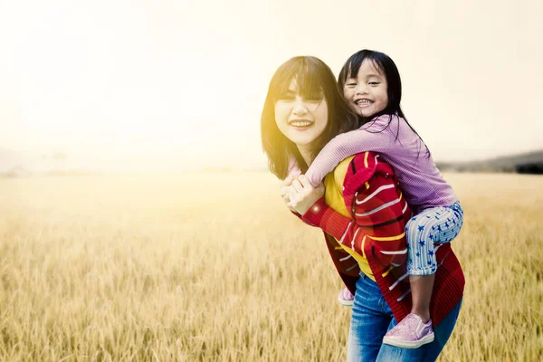 Mãe Feliz Fazendo Passeio Piggyback Com Sua Filha Enquanto Estava — Fotografia de Stock