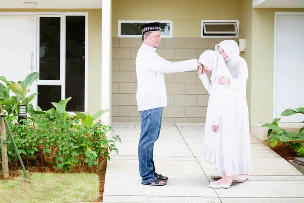 Moslim Meisje Hand Schudden Met Haar Vader Vergeven Elkaar Tijdens — Stockfoto