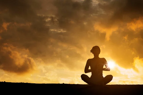 Silhouette Einer Schönen Frau Bei Yoga Übungen Auf Hügeln Sitzen — Stockfoto