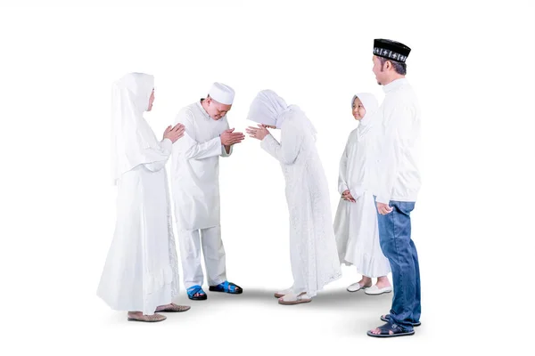 Мусульманская Молодая Женщина Рукопожатия Посещения Родителей Мужем Дочерью Время Мубарак — стоковое фото