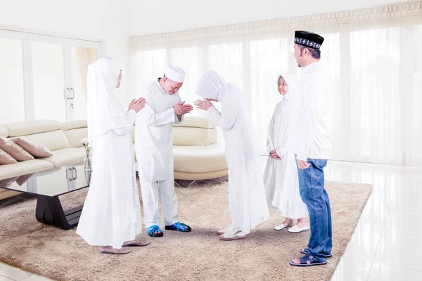 Moslim Jonge Vrouw Handdruk Bezoek Haar Ouders Met Haar Man — Stockfoto