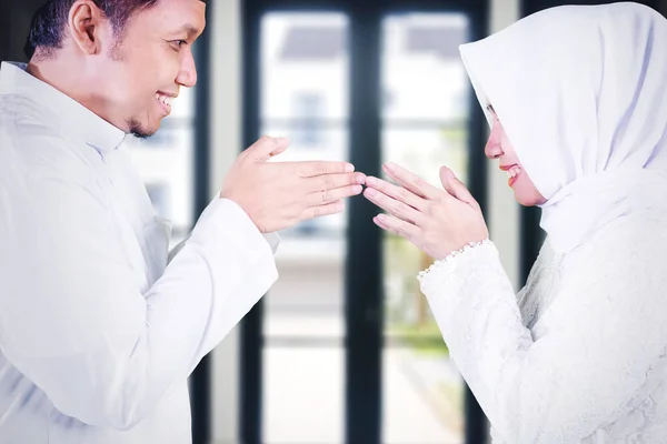 Pemuda Muslim Menunjukkan Ucapan Selamat Tangan Idul Fitri Kepada Istrinya — Stok Foto