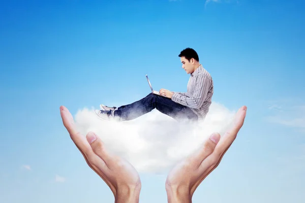 클라우드 컴퓨팅 구름을 노트북을 가지고 일하고 남자의 모습을 가까이 십시오 — 스톡 사진