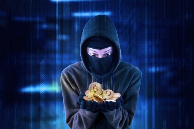 Başlıklı hacker şifreli para alırken ve sanal ekran arkaplanıyla ayakta dururken şok olmuş görünüyor