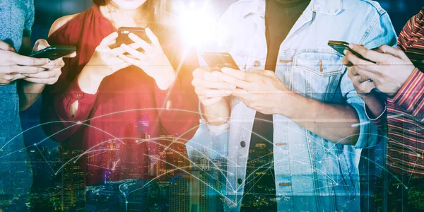 Doppelbelichtung Von Vier Jungen Menschen Die Gemeinsam Ein Mobiltelefon Benutzen — Stockfoto