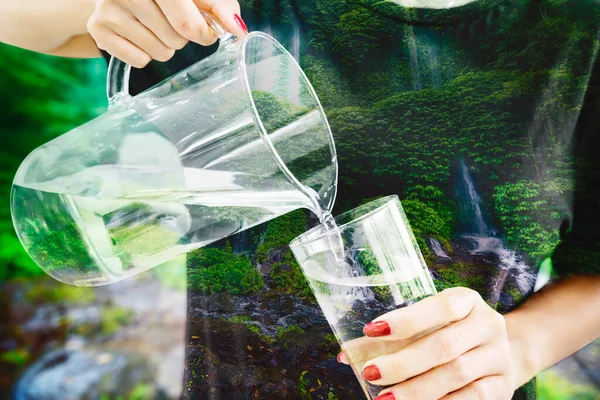 Doppia Esposizione Giovani Mani Donna Versando Acqua Dolce Nel Vetro — Foto Stock