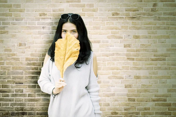 Eine Junge Frau Hält Ein Getrocknetes Herbstblatt Der Hand Während — Stockfoto