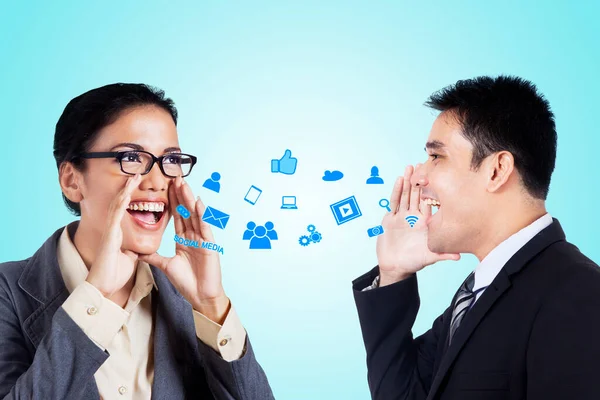 Zwei Geschäftsleute Brüllen Sich Mit Social Media Ikone Während Sie — Stockfoto