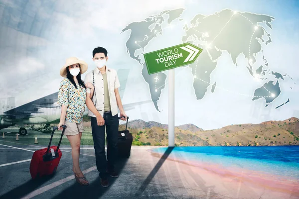 Young Couple Wearing Face Mask While Travelling Standing World Tourism — Stock Photo, Image