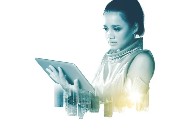 Modern Şehir Arka Planında Dururken Dijital Tablet Kullanan Fütüristik Kadının — Stok fotoğraf