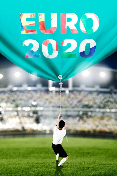 Задній Вигляд Футболіста Намагається Витягнути Прапор Текстом Євро 2020 Перебуваючи — стокове фото