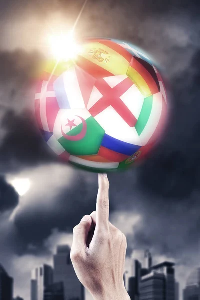 ユーロ2020のコンセプト 曇った空の背景にヨーロッパ諸国の旗でボールを回転サッカー選手の額 — ストック写真