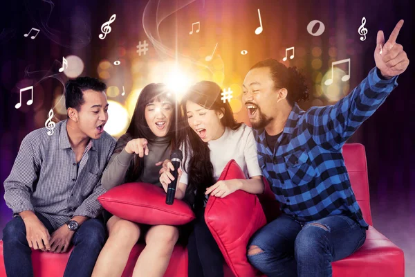 Groep Gelukkige Jonge Mensen Die Een Microfoon Vasthouden Samen Zingen — Stockfoto